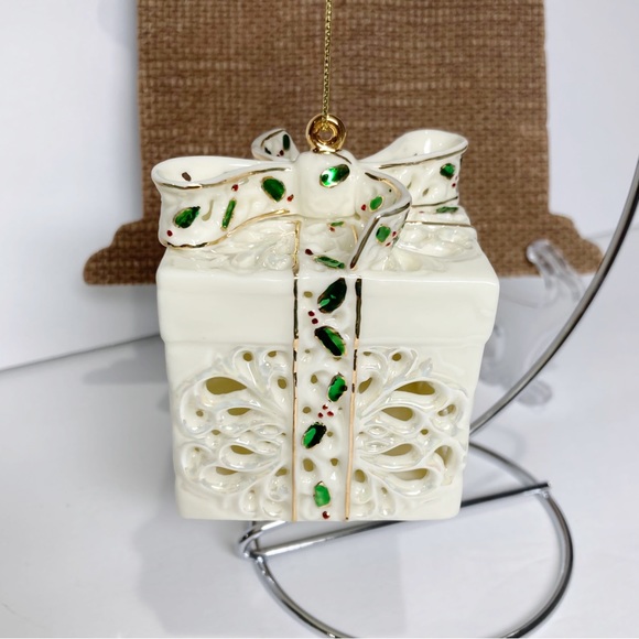 Craven Pottery Iridescent Ivory Perforated Gift Box Ornament Holly Accents NEW - Picture 3 of 9
